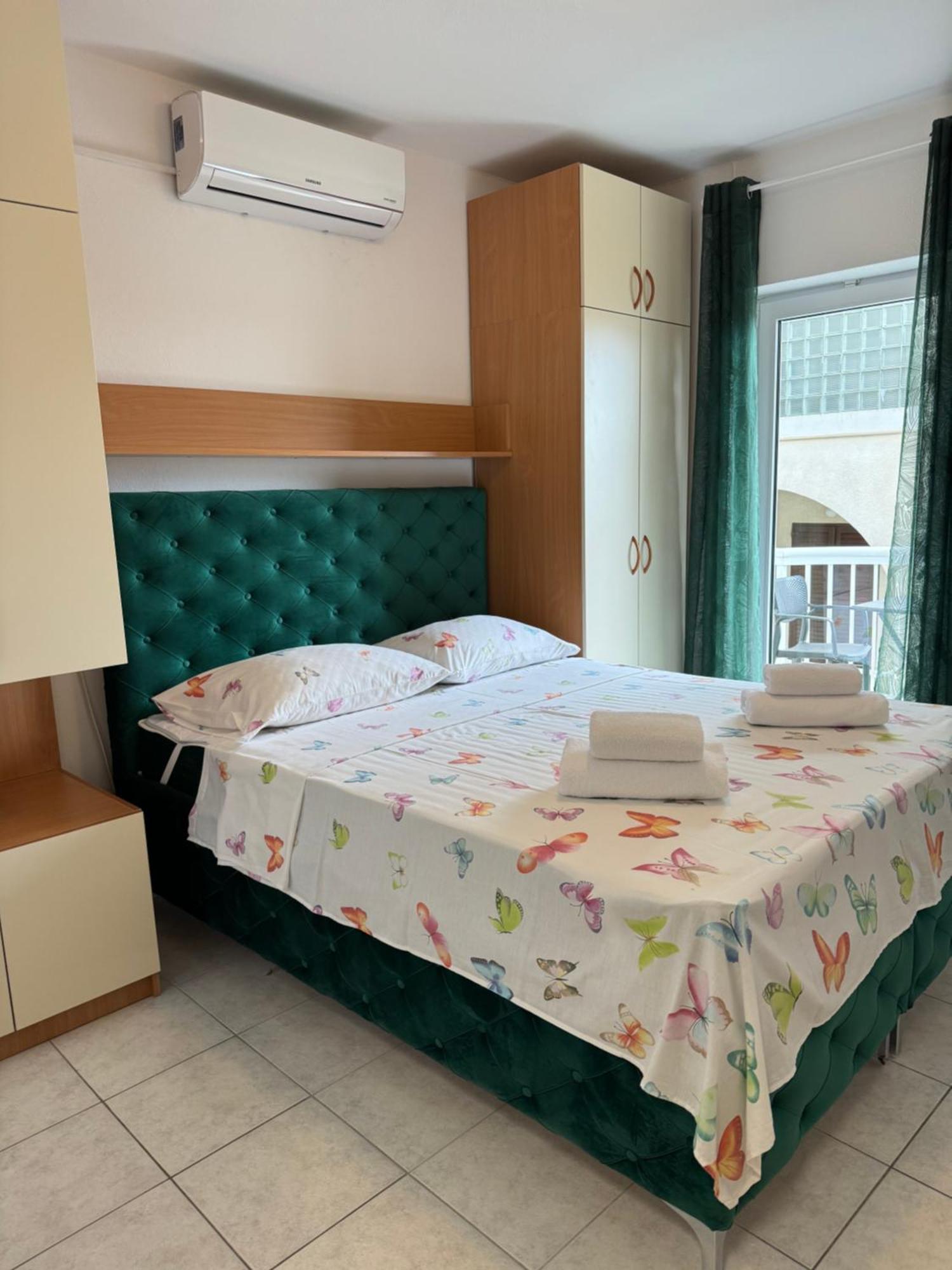 Apartment House 100m From The With Free Parking And Breakfast
