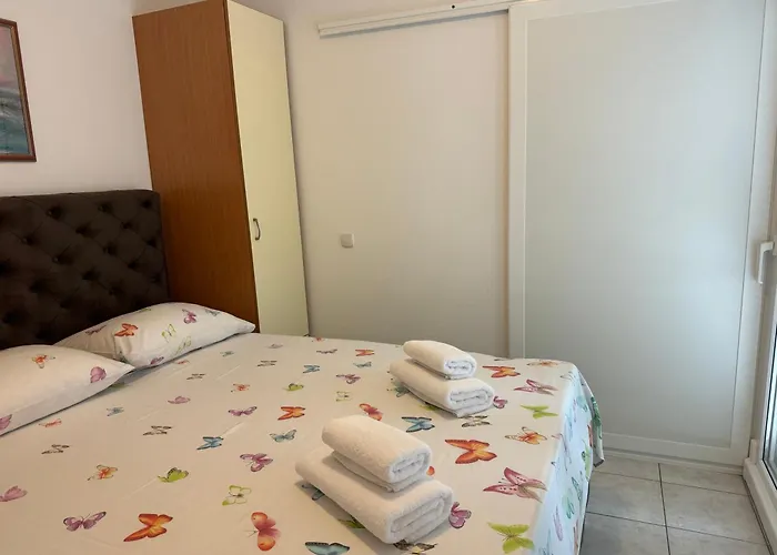 House 100M From The Beach With Free Parking